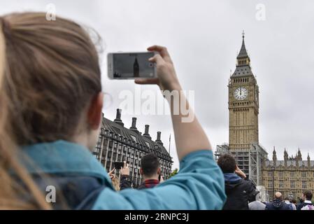 (170821) -- LONDRES, 21 août 2017 -- Une femme prend des photos devant le Big Ben dans le centre de Londres, en Grande-Bretagne, le 21 août 2017. Le célèbre Big Ben de Londres a sonné pour la dernière fois lundi lorsque la célèbre Grande cloche est tombée silencieuse jusqu'en 2021. )(WHW) BRITAIN-LONDON-BIG BEN-FALL SILENCIEUX StephenxChung PUBLICATIONxNOTxINxCHN Londres août 21 2017 une femme prend des photos devant le Big Ben dans le centre de Londres Grande-Bretagne LE 21 2017 août Londres S célèbre Big Ben a chanté pour le temps de chargement LE lundi quand le célèbre Grand Bell fourrure silencieux jusqu'à 2021 Whw Grande-Bretagne Londres Big Ben case Silent PUBLICATIONxNOTxINxCHN Banque D'Images