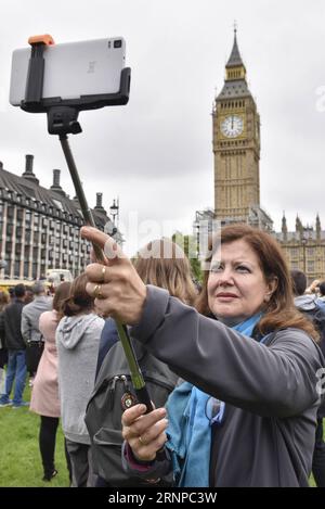 (170821) -- LONDRES, 21 août 2017 -- Une femme prend un selfie devant le Big Ben dans le centre de Londres, en Grande-Bretagne, le 21 août 2017. Le célèbre Big Ben de Londres a sonné pour la dernière fois lundi lorsque la célèbre Grande cloche est tombée silencieuse jusqu'en 2021. )(whw) BRITAIN-LONDON-BIG BEN-FALL SILENT StephenxChung PUBLICATIONxNOTxINxCHN Londres août 21 2017 une femme prend un Selfie devant le Big Ben dans le centre de Londres Grande-Bretagne LE 21 2017 août Londres S célèbre Big Ben Chimé pour le temps de chargement LE lundi quand le célèbre Great Bell fur Silent jusqu'à 2021 Whw Grande-Bretagne Londres Big Ben case Silent PUBLICATIONxNOTxINxCHN Banque D'Images