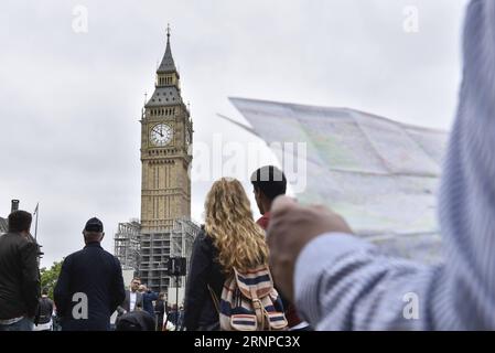 (170821) -- LONDRES, 21 août 2017 -- les gens se rassemblent devant le Big Ben dans le centre de Londres, en Grande-Bretagne, le 21 août 2017. Le célèbre Big Ben de Londres a sonné pour la dernière fois lundi lorsque la célèbre Grande cloche est tombée silencieuse jusqu'en 2021. )(whw) BRITAIN-LONDON-BIG BEN-FALL SILENT StephenxChung PUBLICATIONxNOTxINxCHN Londres août 21 2017 célébrités se rassemblent devant le Big Ben dans le centre de Londres Grande-Bretagne LE 21 2017 août Londres S célèbre Big Ben Chimé pour le temps de chargement LE lundi quand le célèbre Great Bell fur Silent jusqu'à 2021 Whw Grande-Bretagne Londres Big Ben case Silent PUBLICATIONxNOTxINxCHN Banque D'Images