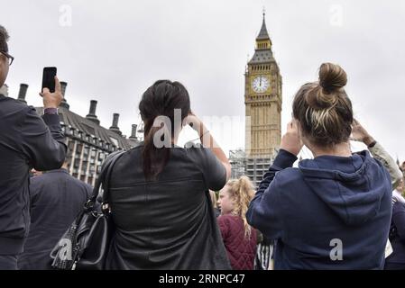 (170821) -- LONDRES, 21 août 2017 -- des gens prennent des photos devant le Big Ben dans le centre de Londres, en Grande-Bretagne, le 21 août 2017. Le célèbre Big Ben de Londres a sonné pour la dernière fois lundi lorsque la célèbre Grande cloche est tombée silencieuse jusqu'en 2021. )(whw) BRITAIN-LONDON-BIG BEN-FALL SILENT StephenxChung PUBLICATIONxNOTxINxCHN Londres août 21 2017 célébrités prendre des photos devant le Big Ben dans le centre de Londres Grande-Bretagne LE 21 2017 août Londres S célèbre Big Ben Chimé pour le temps de chargement LE lundi quand le célèbre Great Bell fur Silent jusqu'à 2021 Whw Grande-Bretagne London Big Ben case Silent PUBLICATIONxNOTxINxCHN Banque D'Images