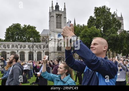 (170821) -- LONDRES, 21 août 2017 -- des gens prennent des photos devant le Big Ben dans le centre de Londres, en Grande-Bretagne, le 21 août 2017. Le célèbre Big Ben de Londres a sonné pour la dernière fois lundi lorsque la célèbre Grande cloche est tombée silencieuse jusqu'en 2021. )(whw) BRITAIN-LONDON-BIG BEN-FALL SILENT StephenxChung PUBLICATIONxNOTxINxCHN Londres août 21 2017 célébrités prendre des photos devant le Big Ben dans le centre de Londres Grande-Bretagne LE 21 2017 août Londres S célèbre Big Ben Chimé pour le temps de chargement LE lundi quand le célèbre Great Bell fur Silent jusqu'à 2021 Whw Grande-Bretagne London Big Ben case Silent PUBLICATIONxNOTxINxCHN Banque D'Images