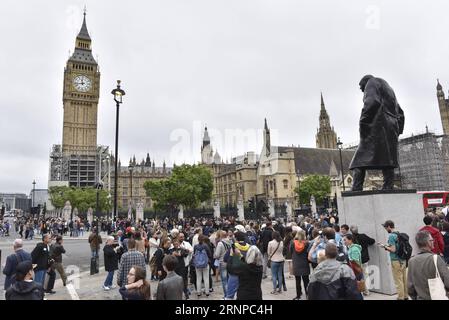 (170821) -- LONDRES, 21 août 2017 -- les gens se rassemblent devant le Big Ben dans le centre de Londres, en Grande-Bretagne, le 21 août 2017. Le célèbre Big Ben de Londres a sonné pour la dernière fois lundi lorsque la célèbre Grande cloche est tombée silencieuse jusqu'en 2021. )(whw) BRITAIN-LONDON-BIG BEN-FALL SILENT StephenxChung PUBLICATIONxNOTxINxCHN Londres août 21 2017 célébrités se rassemblent devant le Big Ben dans le centre de Londres Grande-Bretagne LE 21 2017 août Londres S célèbre Big Ben Chimé pour le temps de chargement LE lundi quand le célèbre Great Bell fur Silent jusqu'à 2021 Whw Grande-Bretagne Londres Big Ben case Silent PUBLICATIONxNOTxINxCHN Banque D'Images