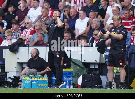 Paul Heckingbottom (à gauche), l'entraîneur de Sheffield United, et Stuart McCall, assistant, sur la ligne de touche lors du match de Premier League à Bramall Lane, Sheffield. Date de la photo : Samedi 2 septembre 2023. Banque D'Images