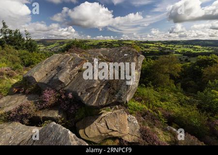 Vues sur la vallée de Nidd depuis les formations rocheuses sur Nought Moor, près de Pateley Bridge, Nidderdale, North Yorkshire, Royaume-Uni Banque D'Images