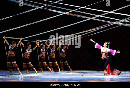 (170823) -- SHENYANG, 23 août 2017 -- des acteurs jouent dans la danse ethnique Huang Daopo au Grand Théâtre du Liaoning à Shenyang, capitale de la province du Liaoning dans le nord-est de la Chine, le 22 août 2017. Danse Huang Daopo raconte l'histoire de Huang Daopo, qui a amélioré les compétences en filature textile pour le groupe ethnique Li dans le sud de la Chine, île de Hainan à la fin de la dynastie Song (960-1279) et au début de la dynastie Yuan (1271-1368). (wsw) CHINA-LIAONING-DANCE HUANG DAOPO (CN) HuangxJinkun PUBLICATIONxNOTxINxCHN Shenyang août 23 2017 des acteurs jouent dans la danse ethnique Huang AU Grand Théâtre du Liaoning à Shenyang C. Banque D'Images