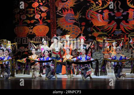 (170823) -- SHENYANG, 23 août 2017 -- des acteurs jouent dans la danse ethnique Huang Daopo au Grand Théâtre du Liaoning à Shenyang, capitale de la province du Liaoning dans le nord-est de la Chine, le 22 août 2017. Danse Huang Daopo raconte l'histoire de Huang Daopo, qui a amélioré les compétences en filature textile pour le groupe ethnique Li dans le sud de la Chine, île de Hainan à la fin de la dynastie Song (960-1279) et au début de la dynastie Yuan (1271-1368). (wsw) CHINA-LIAONING-DANCE HUANG DAOPO (CN) HuangxJinkun PUBLICATIONxNOTxINxCHN Shenyang août 23 2017 des acteurs jouent dans la danse ethnique Huang AU Grand Théâtre du Liaoning à Shenyang C. Banque D'Images