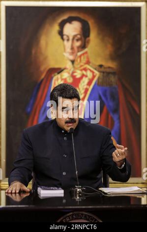 (170823) -- CARACAS, 23 août 2017 -- le président vénézuélien Nicolas Maduro prend la parole lors d'une conférence de presse à Caracas, capitale du Venezuela, le 22 août 2017. Maduro a annoncé mardi que son gouvernement prenait des mesures pour défendre le pays contre les sanctions économiques américaines. (ma) (da) (hy) VENEZUELA-CARACAS-POLITICS-MADURO STR PUBLICATIONxNOTxINxCHN Caracas août 23 2017 le président vénézuélien Nicolas Maduro prend la parole lors d'une conférence de presse à Caracas capitale du Venezuela LE 22 2017 août, Maduro a annoncé mardi Thatcher son gouvernement les mesures prises pour défendre LE pays contre U S E. Banque D'Images