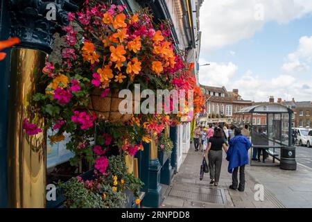 Windsor, Berkshire, Royaume-Uni. 2 septembre 2023. Jolis paniers suspendus devant le pub Duchess of Cambridge à Windsor. C'était une belle journée chaude et ensoleillée à Windsor, Berkshire aujourd'hui que les touristes, les visiteurs et les habitants ont apprécié le shopping et les restaurants à l'extérieur. Crédit : Maureen McLean/Alamy Live News Banque D'Images