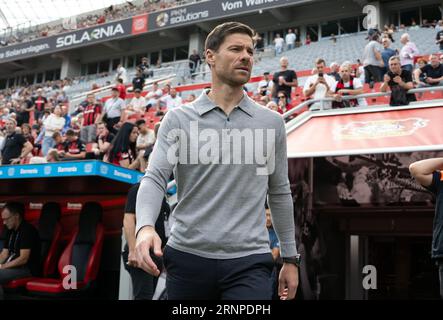 Leverkusen, Allemagne. 02 septembre 2023. Football : Bundesliga, Bayer Leverkusen - Darmstadt 98, Journée 3, BayArena. L'entraîneur Leverkusen Xabi Alonso avant le match. Crédit : Bernd Thissen/dpa - REMARQUE IMPORTANTE : conformément aux exigences de la DFL Deutsche Fußball Liga et de la DFB Deutscher Fußball-Bund, il est interdit d’utiliser ou de faire utiliser des photographies prises dans le stade et/ou le match sous forme de séquences et/ou de séries de photos de type vidéo./dpa/Alamy Live News Banque D'Images