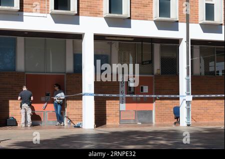 (170825) -- CANBERRA, 25 août 2017 -- des membres du personnel de police travaillent à l'extérieur de la salle de classe où un étudiant de 18 ans a attaqué le conférencier et trois autres étudiants avec une batte de baseball sur le campus de l'Australian National University à Canberra, Australie, le 25 août 2017.) (dtf) AUSTRALIA-CANBERRA-NATIONAL UNIVERSITY-ATTACK JustinxQian PUBLICATIONxNOTxINxCHN Canberra août 25 2017 le personnel de police travaille à l'extérieur de la salle de classe où un étudiant masculin de 18 ans a attaqué le conférencier et trois étudiants avec une batte de baseball sur le campus de l'Université nationale australienne à Canberra A. Banque D'Images