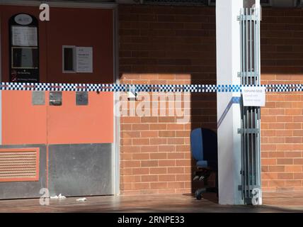 (170825) -- CANBERRA, 25 août 2017 -- la police a scellé la salle de classe où un étudiant de 18 ans a attaqué le conférencier et trois autres étudiants avec une batte de baseball sur le campus de l'Australian National University à Canberra, Australie, le 25 août 2017.) (dtf) AUSTRALIA-CANBERRA-NATIONAL UNIVERSITY-ATTACK JustinxQian PUBLICATIONxNOTxINxCHN Canberra août 25 2017 police Seal off the Classroom où un étudiant masculin de 18 ans a attaqué le conférencier et trois étudiants avec une batte de baseball sur le campus de l'Université nationale australienne à Canberra Australie LE 25 2017 août Banque D'Images