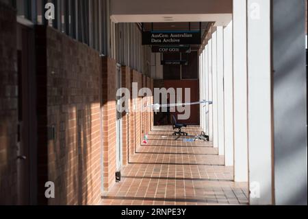 (170825) -- CANBERRA, 25 août 2017 -- la police a scellé la salle de classe où un étudiant de 18 ans a attaqué le conférencier et trois autres étudiants avec une batte de baseball sur le campus de l'Australian National University à Canberra, Australie, le 25 août 2017.) (dtf) AUSTRALIA-CANBERRA-NATIONAL UNIVERSITY-ATTACK JustinxQian PUBLICATIONxNOTxINxCHN Canberra août 25 2017 la police scelle la salle de classe où un étudiant de 18 ans a attaqué le conférencier et trois étudiants avec une batte de baseball sur le campus de l'Université nationale australienne à Canberra Australie LE 25 2017 août Banque D'Images