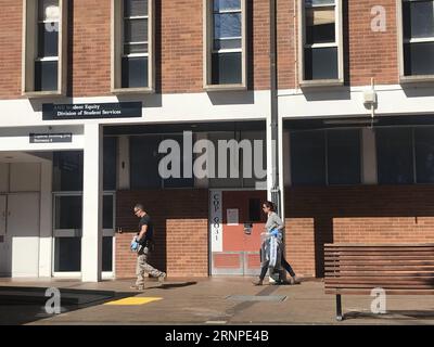 (170825) -- CANBERRA, 25 août 2017 -- le personnel de collecte de preuves de la police sort d'une salle de classe avec cordon à l'Australian National University (ANU) de Canberra, le 25 août 2017. Un homme a été arrêté à l'ANU après avoir attaqué une classe d'étudiants avec une batte de baseball vendredi matin. L'homme, 18 ans, est un étudiant à l'université, et a pris une batte de baseball dans un tutoriel et a commencé à frapper d'autres étudiants et la femme conférencière.) (zcc) AUSTRALIA-CANBERRA-NATIONAL UNIVERSITY-ATTACK XuxHaijing PUBLICATIONxNOTxINxCHN Canberra août 25 2017 collecte de preuves le personnel sort d'un cor Banque D'Images