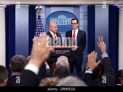 (170825) -- WASHINGTON, le 25 août 2017 -- le secrétaire au Trésor des États-Unis Steven Mnuchin (à droite, arrière) et le conseiller à la sécurité nationale H.R. McMaster (à gauche, arrière) assistent à une conférence de presse à la Maison Blanche à Washington D.C., aux États-Unis, le 25 août 2017. Le conseiller à la sécurité nationale H.R. McMaster a déclaré lors d’une conférence de presse à la Maison Blanche que les États-Unis n’avaient pas l’intention de prendre des mesures militaires au Venezuela, mais que le président Trump avait l’intention de tirer parti d’un large éventail d’options intégrées à l’avenir. Les remarques de McMaster sont venues après l'annonce d'une nouvelle série de sanctions économiques américaines Banque D'Images