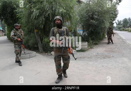 (170826) -- SRINAGAR, 26 août 2017 -- des soldats de l'armée indienne montent la garde près du site d'une fusillade en cours après que des militants ont pris d'assaut les lignes de police à Pulwama, à environ 28 km au sud de la ville de Srinagar, la capitale estivale du Cachemire contrôlé par l'Inde, le 26 août 2017. Un policier et deux soldats paramilitaires de la Central Reserve police Force (CRPF) de l Inde ont été tués samedi dans une attaque militante en cours contre les lignes de police dans le Cachemire contrôlé par l Inde, a déclaré la police. Au cours de l ' assaut initial, un policier et trois membres du CRPF ont été blessés.) (swt) INDIA-CACHEMIRE-SRINAGAR-MILITANT ATTAQUE JavedxDar Banque D'Images