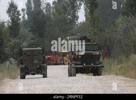 (170826) -- SRINAGAR, 26 août 2017 -- un soldat de l'armée indienne monte la garde près du site d'une fusillade en cours après que des militants ont pris d'assaut les lignes de police à Pulwama, à environ 28 km au sud de la ville de Srinagar, la capitale estivale du Cachemire contrôlé par l'Inde, le 26 août 2017. Un policier et deux soldats paramilitaires de la Central Reserve police Force (CRPF) de l Inde ont été tués samedi dans une attaque militante en cours contre les lignes de police dans le Cachemire contrôlé par l Inde, a déclaré la police. Au cours de l ' assaut initial, un policier et trois membres du CRPF ont été blessés.) (swt) INDIA-CACHEMIRE-SRINAGAR-MILITANT ATTAQUE JavedxD Banque D'Images