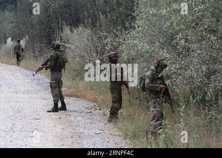 (170826) -- SRINAGAR, 26 août 2017 -- des soldats de l'armée indienne montent la garde près du site d'une fusillade en cours après que des militants ont pris d'assaut les lignes de police à Pulwama, à environ 28 km au sud de la ville de Srinagar, la capitale estivale du Cachemire contrôlé par l'Inde, le 26 août 2017. Un policier et deux soldats paramilitaires de la Central Reserve police Force (CRPF) de l Inde ont été tués samedi dans une attaque militante en cours contre les lignes de police dans le Cachemire contrôlé par l Inde, a déclaré la police. Au cours de l ' assaut initial, un policier et trois membres du CRPF ont été blessés.) (swt) INDIA-CACHEMIRE-SRINAGAR-MILITANT ATTAQUE JavedxDar Banque D'Images