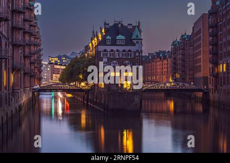 La Cité des entrepôts ou la Speicherstadt avec son principal point de repère, le Wasserschloss ou le Watercastle. Photo prise le 8 juin 2023 à l'UNESC Banque D'Images