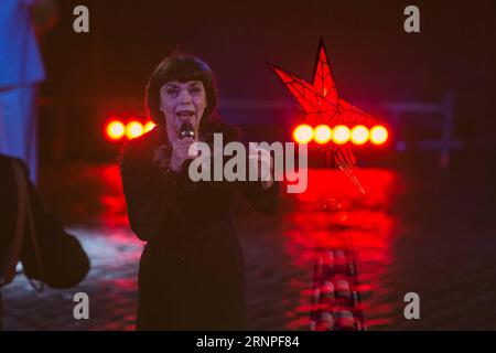 (170827) -- MOSCOU, 27 août 2017 -- Une photo multi-exposition montre la chanteuse française Mireille Mathieu en train de se produire lors du Festival international de musique militaire de la Tour Spasskaya à Moscou, Russie, le 26 août 2017. Le Festival international de musique militaire de la Tour Spasskaya a ouvert ses portes samedi sur la place Rouge à Moscou.) (dtf) RUSSIA-MOSCOW-FESTIVAL-SPASSKAYA TOWER BaixXueqi PUBLICATIONxNOTxINxCHN Moscou août 27 2017 une exposition photo montre la chanteuse française Mireille Mathieu en train de se produire pendant le Fun Kaya Tower Festival International de musique militaire à Moscou Russie LE 26 2017 août la Fun Kaya Tower I Banque D'Images