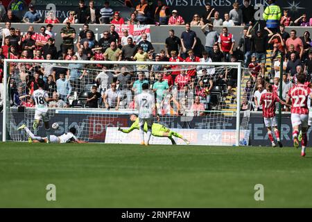 Swansea, Royaume-Uni. 02 septembre 2023. Mark Sykes de Bristol City (17) marque le 1e but de son équipe. Match de championnat EFL Skybet, Swansea City contre Bristol City au Swansea.com Stadium à Swansea, pays de Galles le samedi 2 septembre 2023. Cette image ne peut être utilisée qu'à des fins éditoriales. Usage éditorial uniquement, photo par Andrew Orchard/Andrew Orchard photographie sportive/Alamy Live News crédit : Andrew Orchard photographie sportive/Alamy Live News Banque D'Images