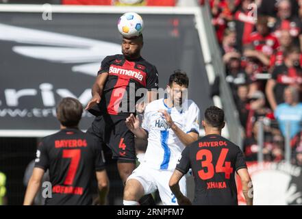 Leverkusen, Allemagne. 02 septembre 2023. Football : Bundesliga, Bayer Leverkusen - Darmstadt 98, Journée 3, BayArena. Jonathan Tah de Leverkusen et Luca Pfeiffer de Darmstadt (2e à partir de la droite) en action. Crédit : Bernd Thissen/dpa - REMARQUE IMPORTANTE : conformément aux exigences de la DFL Deutsche Fußball Liga et de la DFB Deutscher Fußball-Bund, il est interdit d’utiliser ou de faire utiliser des photographies prises dans le stade et/ou le match sous forme de séquences et/ou de séries de photos de type vidéo./dpa/Alamy Live News Banque D'Images