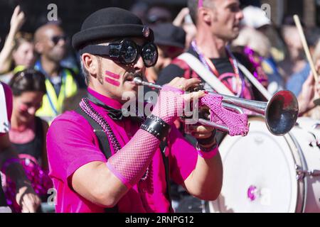 (170828) -- LONDRES, 28 août 2017 -- Un artiste participe au Notting Hill Carnival 2017 à Londres, Grande-Bretagne, le 27 août 2017. Le Carnaval de Notting Hill, le plus grand festival de rue en Europe, a débuté ici dimanche. Le carnaval a vu le jour en 1964 pour permettre aux communautés afro-caribéennes de célébrer leurs propres cultures et traditions. (Zjl) BRITAIN-LONDON-NOTTING HILL CARNIVAL-OPENING RayxTang PUBLICATIONxNOTxINxCHN Londres août 28 2017 un Performer participe au Notting Hill Carnival 2017 à Londres Grande-Bretagne LE 27 2017 août le Notting Hill Carnival The Largest Street Festiv Banque D'Images