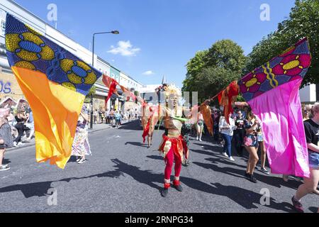 (170828) -- LONDRES, 28 août 2017 -- Un artiste participe au Notting Hill Carnival 2017 à Londres, Grande-Bretagne, le 27 août 2017. Le Carnaval de Notting Hill, le plus grand festival de rue en Europe, a débuté ici dimanche. Le carnaval a vu le jour en 1964 pour permettre aux communautés afro-caribéennes de célébrer leurs propres cultures et traditions. (Zjl) BRITAIN-LONDON-NOTTING HILL CARNIVAL-OPENING RayxTang PUBLICATIONxNOTxINxCHN Londres août 28 2017 un Performer participe au Notting Hill Carnival 2017 à Londres Grande-Bretagne LE 27 2017 août le Notting Hill Carnival The Largest Street Festiv Banque D'Images