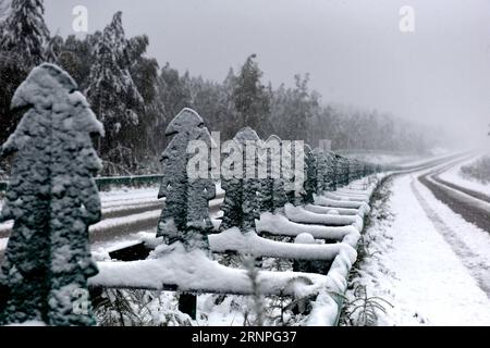 (170828) -- MOHE, 28 août 2017 -- une photo prise le 28 août 2017 montre des paysages de neige dans le village de Beiji, dans le comté de Mohe, dans la province du Heilongjiang du nord-est de la Chine. En tant que village le plus septentrional de Chine, Beiji Village a connu la première chute de neige cet automne. (Ry) CHINA-HEILONGJIANG-MOHE-SNOWFALL (CN) ChuxFuchao PUBLICATIONxNOTxINxCHN Mohe août 28 2017 photo prise LE 28 2017 août montre des paysages de neige dans le village de Beiji du comté de Mohe ChuxFuch Banque D'Images