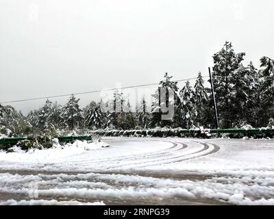 (170828) -- MOHE, 28 août 2017 -- une photo prise le 28 août 2017 montre des paysages de neige dans le village de Beiji, dans le comté de Mohe, dans la province du Heilongjiang du nord-est de la Chine. En tant que village le plus septentrional de Chine, Beiji Village a connu la première chute de neige cet automne. (Ry) CHINA-HEILONGJIANG-MOHE-SNOWFALL (CN) ChuxFuchao PUBLICATIONxNOTxINxCHN Mohe août 28 2017 photo prise LE 28 2017 août montre des paysages de neige dans le village de Beiji du comté de Mohe ChuxFuch Banque D'Images