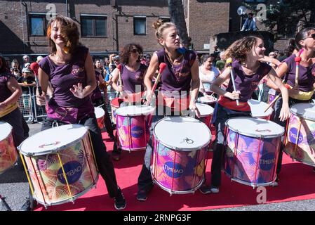 (170828) -- LONDRES, 28 août 2017 -- des artistes participent au Notting Hill Carnival 2017 à Londres, Grande-Bretagne, le 27 août 2017. Le Carnaval de Notting Hill, le plus grand festival de rue en Europe, a débuté ici dimanche. Le carnaval a vu le jour en 1964 pour permettre aux communautés afro-caribéennes de célébrer leurs propres cultures et traditions. (Zjl) GRANDE-BRETAGNE-LONDRES-NOTTING HILL CARNIVAL-OUVERTURE RayxTang PUBLICATIONxNOTxINxCHN Londres août 28 2017 les artistes participent au Notting Hill Carnival 2017 à Londres Grande-Bretagne LE 27 2017 août le Notting Hill Carnival le plus grand Festival de rue i Banque D'Images