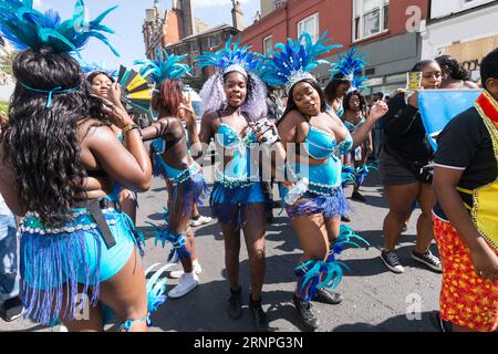 (170828) -- LONDRES, 28 août 2017 -- des artistes participent au Notting Hill Carnival 2017 à Londres, Grande-Bretagne, le 27 août 2017. Le Carnaval de Notting Hill, le plus grand festival de rue en Europe, a débuté ici dimanche. Le carnaval a vu le jour en 1964 pour permettre aux communautés afro-caribéennes de célébrer leurs propres cultures et traditions. (Zjl) GRANDE-BRETAGNE-LONDRES-NOTTING HILL CARNIVAL-OUVERTURE RayxTang PUBLICATIONxNOTxINxCHN Londres août 28 2017 les artistes participent au Notting Hill Carnival 2017 à Londres Grande-Bretagne LE 27 2017 août le Notting Hill Carnival le plus grand Festival de rue i Banque D'Images