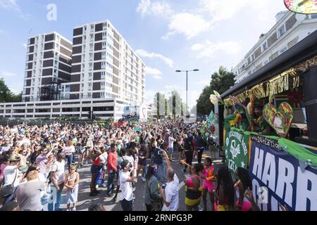 (170828) -- LONDRES, le 28 août 2017 -- des gens participent au Notting Hill Carnival 2017 à Londres, Grande-Bretagne, le 27 août 2017. Le Carnaval de Notting Hill, le plus grand festival de rue en Europe, a débuté ici dimanche. Le carnaval a vu le jour en 1964 pour permettre aux communautés afro-caribéennes de célébrer leurs propres cultures et traditions. (Zjl) GRANDE-BRETAGNE-LONDRES-NOTTING HILL CARNIVAL-OUVERTURE RayxTang PUBLICATIONxNOTxINxCHN Londres août 28 2017 célébrités participent au Notting Hill Carnival 2017 à Londres Grande-Bretagne LE 27 2017 août le Notting Hill Carnival le plus grand festival de rue en E Banque D'Images