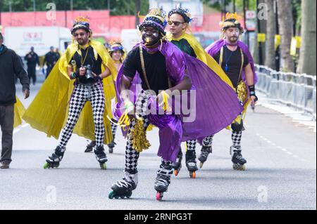 (170828) -- LONDRES, 28 août 2017 -- des artistes participent au Notting Hill Carnival 2017 à Londres, Grande-Bretagne, le 27 août 2017. Le Carnaval de Notting Hill, le plus grand festival de rue en Europe, a débuté ici dimanche. Le carnaval a vu le jour en 1964 pour permettre aux communautés afro-caribéennes de célébrer leurs propres cultures et traditions. (Zjl) GRANDE-BRETAGNE-LONDRES-NOTTING HILL CARNIVAL-OUVERTURE RayxTang PUBLICATIONxNOTxINxCHN Londres août 28 2017 les artistes participent au Notting Hill Carnival 2017 à Londres Grande-Bretagne LE 27 2017 août le Notting Hill Carnival le plus grand Festival de rue i Banque D'Images