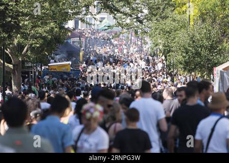 (170828) -- LONDRES, le 28 août 2017 -- des gens participent au Notting Hill Carnival 2017 à Londres, Grande-Bretagne, le 27 août 2017. Le Carnaval de Notting Hill, le plus grand festival de rue en Europe, a débuté ici dimanche. Le carnaval a vu le jour en 1964 pour permettre aux communautés afro-caribéennes de célébrer leurs propres cultures et traditions. (Zjl) GRANDE-BRETAGNE-LONDRES-NOTTING HILL CARNIVAL-OUVERTURE RayxTang PUBLICATIONxNOTxINxCHN Londres août 28 2017 célébrités participent au Notting Hill Carnival 2017 à Londres Grande-Bretagne LE 27 2017 août le Notting Hill Carnival le plus grand festival de rue en E Banque D'Images