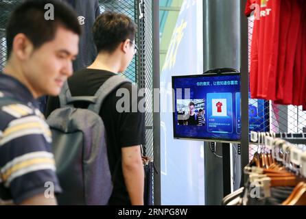 (170828) -- NANJING, 28 août 2017 -- le dispositif d'intelligence artificielle recommande des marchandises aux clients dans un magasin sans pilote de la plate-forme de commerce électronique de la Chine Suning Appliance à Nanjing, capitale de la province de Jiangsu de l'est de la Chine, 28 août 2017. Le magasin sans pilote, qui reconnaît l'identité des clients grâce à un système de reconnaissance faciale, est capable de collecter automatiquement de l'argent auprès des clients lorsqu'ils prennent des marchandises pour passer par une passerelle de paiement. La collecte d'argent est réalisée avec le système financier renforcé par Suning. ) (lfj) CHINE-JIANGSU-NANJING-MAGASIN SANS PILOTE (CN) LixYuze PUBLICATIONxNOTxINxCHN N Banque D'Images