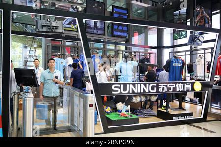 (170828) -- NANJING, 28 août 2017 -- les clients achètent des marchandises dans un magasin sans pilote de la plate-forme de commerce électronique de la Chine Suning Appliance à Nanjing, capitale de la province de Jiangsu de l est de la Chine, 28 août 2017. Le magasin sans pilote, qui reconnaît l'identité des clients grâce à un système de reconnaissance faciale, est capable de collecter automatiquement de l'argent auprès des clients lorsqu'ils prennent des marchandises pour passer par une passerelle de paiement. La collecte d'argent est réalisée avec le système financier renforcé par Suning. ) (lfj) CHINE-JIANGSU-NANJING-MAGASIN SANS PILOTE (CN) LixYuze PUBLICATIONxNOTxINxCHN Nanjing Aug 28 2017 clients Purchas Banque D'Images