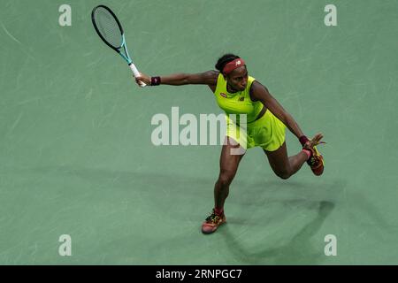 New York, New York, États-Unis. 1 septembre 2023. Coco Gauff, des États-Unis, revient au 3e tour contre Elise Mertens, de Belgique, aux US Open Championships au Billie Jean King tennis Center à New York. Gauff a gagné en trois sets. (Image de crédit : © Lev Radin/Pacific Press via ZUMA Press Wire) USAGE ÉDITORIAL SEULEMENT! Non destiné à UN USAGE commercial ! Banque D'Images