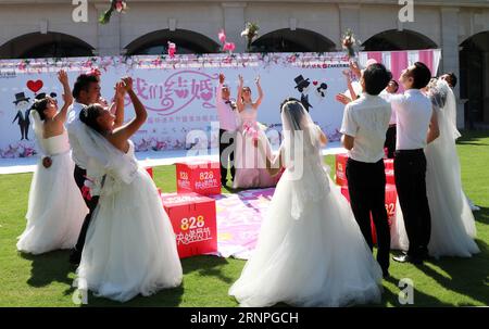 (170828) -- NANJING, 28 août 2017 -- les jeunes mariés assistent à un mariage de groupe à Nanjing, capitale de la province de Jiangsu de l est de la Chine, le 28 août 2017. Beaucoup de couples ont choisi de se marier le lundi, qui est le festival traditionnel de Qixi, ou la Saint-Valentin chinoise.) (WYO) CHINA-QIXI FESTIVAL-CELEBRATIONS (CN ) LixYuze PUBLICATIONxNOTxINxCHN Nanjing août 28 2017 jeunes mariés assistent à un mariage de groupe à Nanjing capitale de l'est de la Chine S Jiangsu province août 28 2017 DE NOMBREUX couples ont choisi de se marier LE lundi qui EST le Festival Qixi traditionnel ou la Saint Valentin chinoise fête de Chine Qixi fête CN Banque D'Images