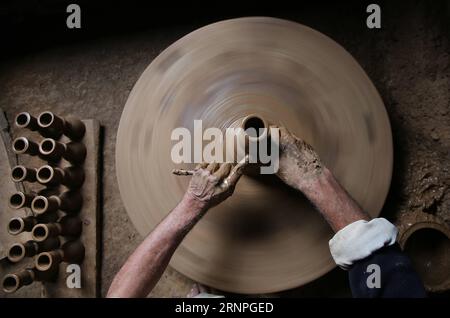 (170828) -- SRINAGAR, 28 août 2017 -- Un potier cachemiri travaille avec de la boue pour faire du chillum traditionnel de terre dans un village du district de Budgam, à environ 25 km au sud-ouest de Srinagar, capitale estivale du Cachemire contrôlé par les Indiens, 28 août 2017. La communauté potter dans le Cachemire contrôlé par les Indiens perd ses moyens de subsistance en raison de l'évolution des modes de vie des habitants qui ne préfèrent plus les produits de poterie. Les enfants des potiers cachemiris ne prennent pas non plus à la profession car ils ne trouvent pas cela suffisant leurs besoins. ) (zw) KASHMIR-SRINAGAR-POTTERY JavedxDar PUBLICATIONxNOTxINxCHN Srinagar août 28 2017 a Kas Banque D'Images