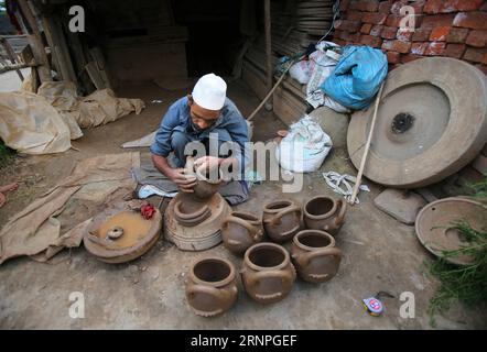 (170828) -- SRINAGAR, 28 août 2017 -- Un potier cachemiri fabrique des pots en terre dans un village du district de Budgam, à environ 25 km au sud-ouest de Srinagar, capitale d'été du Cachemire contrôlé par les Indiens, 28 août 2017. La communauté potter dans le Cachemire contrôlé par les Indiens perd ses moyens de subsistance en raison de l'évolution des modes de vie des habitants qui ne préfèrent plus les produits de poterie. Les enfants des potiers cachemiris ne prennent pas non plus à la profession car ils ne trouvent pas cela suffisant leurs besoins. ) (zw) KASHMIR-SRINAGAR-POTTERY JavedxDar PUBLICATIONxNOTxINxCHN Srinagar août 28 2017 un potier cachemiri fait un pot de terre À Banque D'Images