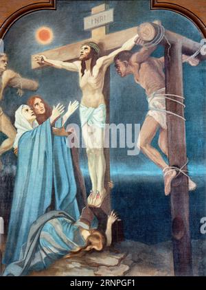 SEBECHLEBY, SLOVAQUIE - OKTOBERT 8, 2022 : la peinture Crucifixion dans le cadre des stations Cross Way à St. Michael église paroissiale par l'artiste unkonwn Banque D'Images