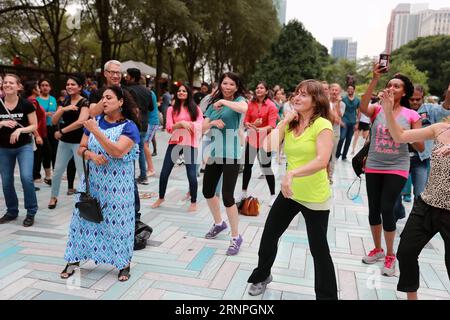 (170828) -- CHICAGO, 28 août 2017 -- les gens apprennent la danse Bollywood au Grant Park à Chicago, aux États-Unis, le 27 août 2017. La 21e édition annuelle de Chicago Summer Dance, qui offre une entrée gratuite et une scène pour apprendre différents types de danse, a lieu du 23 juin au 10 septembre cette année à Grant Park. Des professeurs de danse de la communauté indienne ont présenté la danse Bollywood de style indien au Grant Park dimanche. ) U.S.-CHICAGO-SUMMER DANCE-BOLLYWOOD WangxPing PUBLICATIONxNOTxINxCHN Chicago août 28 2017 célébrités apprennent Bollywood Dance À Grant Park À Chicago les États-Unis LE 27 2017 août Banque D'Images