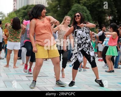 (170828) -- CHICAGO, 28 août 2017 -- les gens apprennent la danse Bollywood au Grant Park à Chicago, aux États-Unis, le 27 août 2017. La 21e édition annuelle de Chicago Summer Dance, qui offre une entrée gratuite et une scène pour apprendre différents types de danse, a lieu du 23 juin au 10 septembre cette année à Grant Park. Des professeurs de danse de la communauté indienne ont présenté la danse Bollywood de style indien au Grant Park dimanche. ) U.S.-CHICAGO-SUMMER DANCE-BOLLYWOOD WangxPing PUBLICATIONxNOTxINxCHN Chicago août 28 2017 célébrités apprennent Bollywood Dance À Grant Park À Chicago les États-Unis LE 27 2017 août Banque D'Images