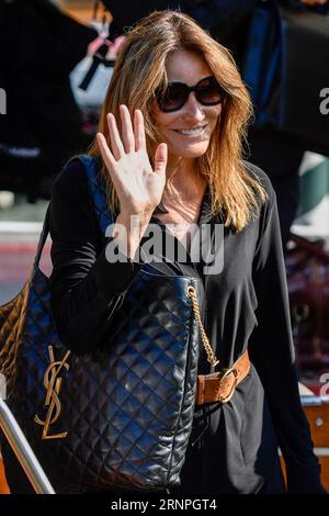 Venise, Italie. 02 septembre 2023. Cara Bruni arrive au quai de l'Hôtel Excelsior sur le Lido de Venise pour le 80e Festival du film de Venise 2023. Crédit : SOPA Images Limited/Alamy Live News Banque D'Images