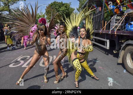 (170829) -- LONDRES, 29 août 2017 -- des danseurs de samba participent à la Grande parade finale le 28 août 2017, le dernier jour du Carnaval de Notting Hill à Londres, en Grande-Bretagne. )(gj) GRANDE-BRETAGNE-LONDRES-NOTTING HILL CARNIVAL-GRAND FINAL PARADE StephenxChung PUBLICATIONxNOTxINxCHN Londres 29 2017 août les danseurs de Samba participent au Grand final Parade LE dernier jour du Carnaval de Notting Hill à Londres Grande-Bretagne LE 28 2017 août GJ Grande-Bretagne Londres Notting Hill Carnival Grand Parade PUBLICATIONxNOTxINxCHN Banque D'Images