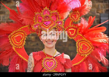 (170829) -- LONDRES, 29 août 2017 -- Une danseuse de samba participe à la Grande parade finale le dernier jour du Carnaval de Notting Hill à Londres, en Grande-Bretagne, le 28 août 2017. )(gj) GRANDE-BRETAGNE-LONDRES-NOTTING HILL CARNIVAL-GRAND FINAL PARADE StephenxChung PUBLICATIONxNOTxINxCHN Londres août 29 2017 une danseuse Samba participe au Grand final Parade LE dernier jour du Carnaval de Notting Hill à Londres Grande-Bretagne LE 28 2017 août GJ Grande-Bretagne Londres Notting Hill Carnival Grand Parade PUBLICATIONxNOTxINxCHN Banque D'Images