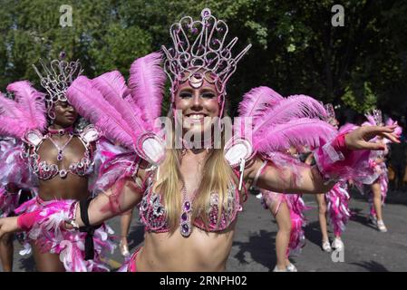 (170829) -- LONDRES, 29 août 2017 -- Une danseuse de samba participe à la Grande parade finale le dernier jour du Carnaval de Notting Hill à Londres, en Grande-Bretagne, le 28 août 2017. )(gj) GRANDE-BRETAGNE-LONDRES-NOTTING HILL CARNIVAL-GRAND FINAL PARADE StephenxChung PUBLICATIONxNOTxINxCHN Londres août 29 2017 une danseuse Samba participe au Grand final Parade LE dernier jour du Carnaval de Notting Hill à Londres Grande-Bretagne LE 28 2017 août GJ Grande-Bretagne Londres Notting Hill Carnival Grand Parade PUBLICATIONxNOTxINxCHN Banque D'Images