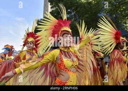 (170829) -- LONDRES, 29 août 2017 -- des danseurs de samba participent à la Grande parade finale le 28 août 2017, le dernier jour du Carnaval de Notting Hill à Londres, en Grande-Bretagne. )(gj) GRANDE-BRETAGNE-LONDRES-NOTTING HILL CARNIVAL-GRAND FINAL PARADE StephenxChung PUBLICATIONxNOTxINxCHN Londres 29 2017 août les danseurs de Samba participent au Grand final Parade LE dernier jour du Carnaval de Notting Hill à Londres Grande-Bretagne LE 28 2017 août GJ Grande-Bretagne Londres Notting Hill Carnival Grand Parade PUBLICATIONxNOTxINxCHN Banque D'Images