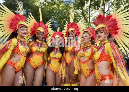 (170829) -- LONDRES, 29 août 2017 -- des danseurs de samba participent à la Grande parade finale le 28 août 2017, le dernier jour du Carnaval de Notting Hill à Londres, en Grande-Bretagne. )(gj) GRANDE-BRETAGNE-LONDRES-NOTTING HILL CARNIVAL-GRAND FINAL PARADE StephenxChung PUBLICATIONxNOTxINxCHN Londres 29 2017 août les danseurs de Samba participent au Grand final Parade LE dernier jour du Carnaval de Notting Hill à Londres Grande-Bretagne LE 28 2017 août GJ Grande-Bretagne Londres Notting Hill Carnival Grand Parade PUBLICATIONxNOTxINxCHN Banque D'Images