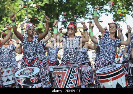 (170829) -- LONDRES, 29 août 2017 -- des danseurs de samba participent à la Grande parade finale le 28 août 2017, le dernier jour du Carnaval de Notting Hill à Londres, en Grande-Bretagne. )(gj) GRANDE-BRETAGNE-LONDRES-NOTTING HILL CARNIVAL-GRAND FINAL PARADE StephenxChung PUBLICATIONxNOTxINxCHN Londres 29 2017 août les danseurs de Samba participent au Grand final Parade LE dernier jour du Carnaval de Notting Hill à Londres Grande-Bretagne LE 28 2017 août GJ Grande-Bretagne Londres Notting Hill Carnival Grand Parade PUBLICATIONxNOTxINxCHN Banque D'Images